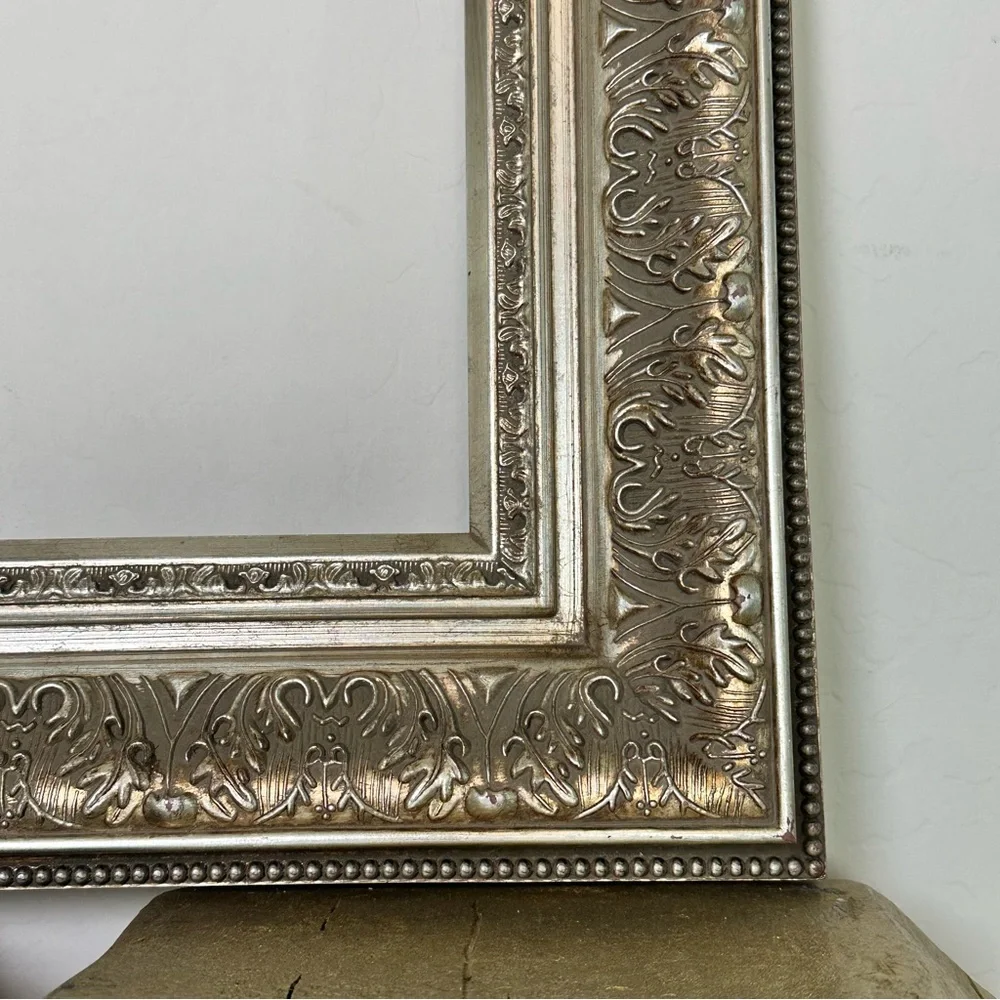 Vintage ‘Antique look’ Silver tone Ornate Veneer Decorative Frame 10x8” opening